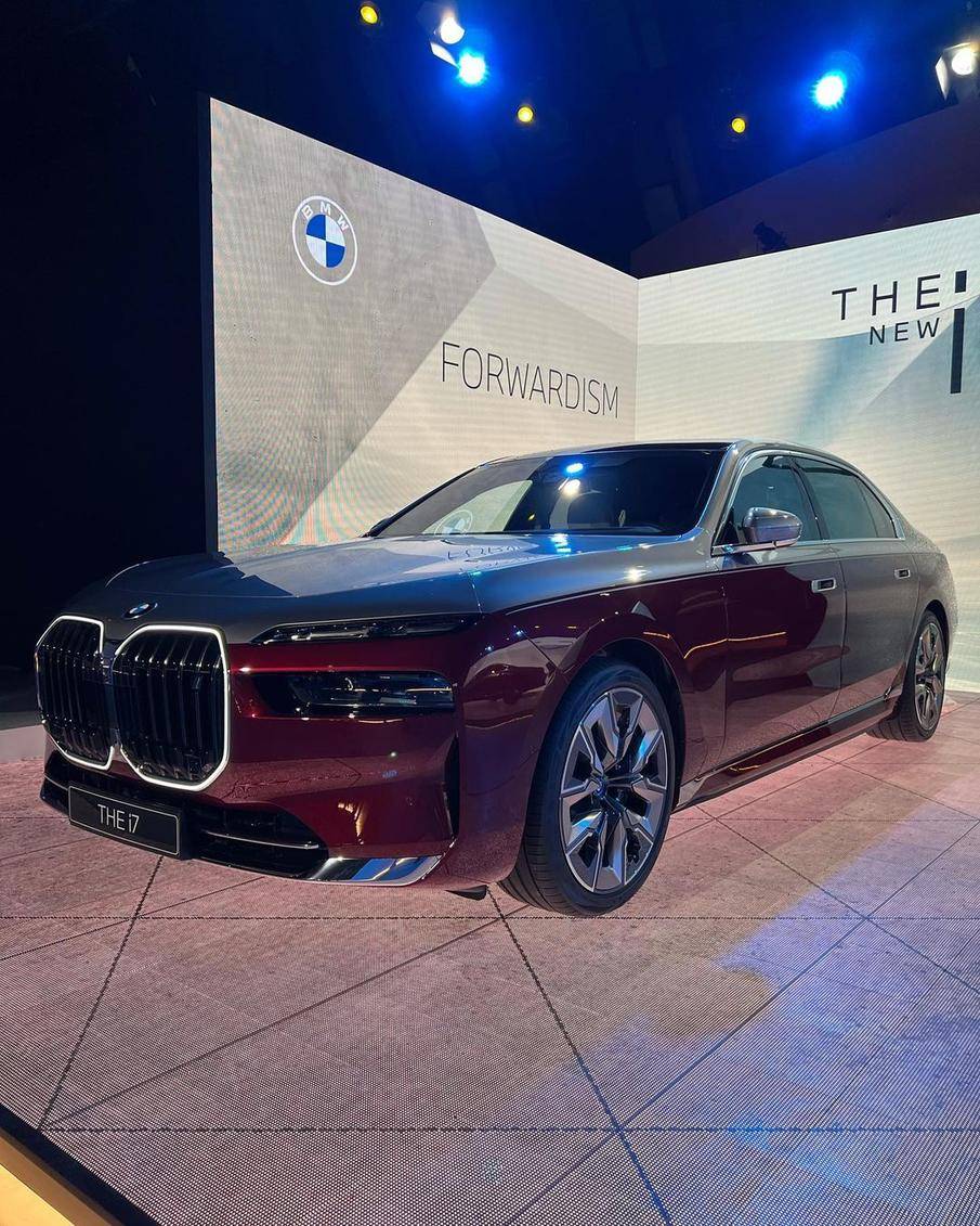 巅峰之作车头很有气势全新宝马i7