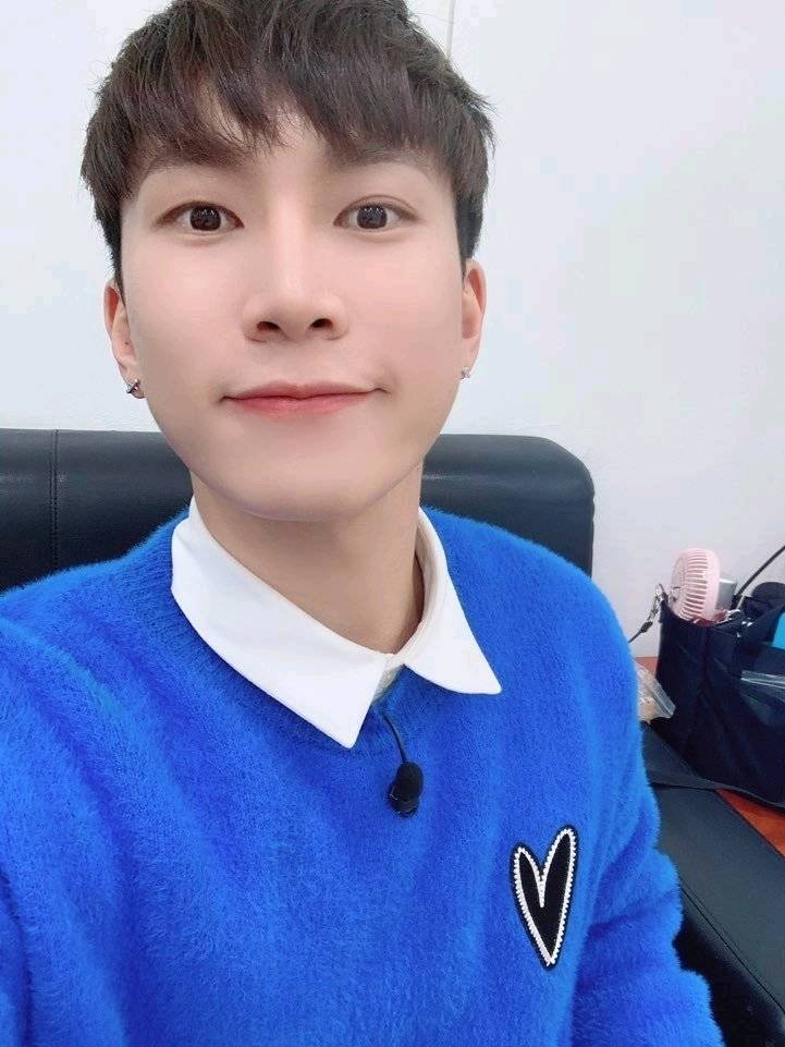 前成员郑镒勋刚吸毒退队,就带着他在演唱会上展示团魂的男爱豆_徐恩光