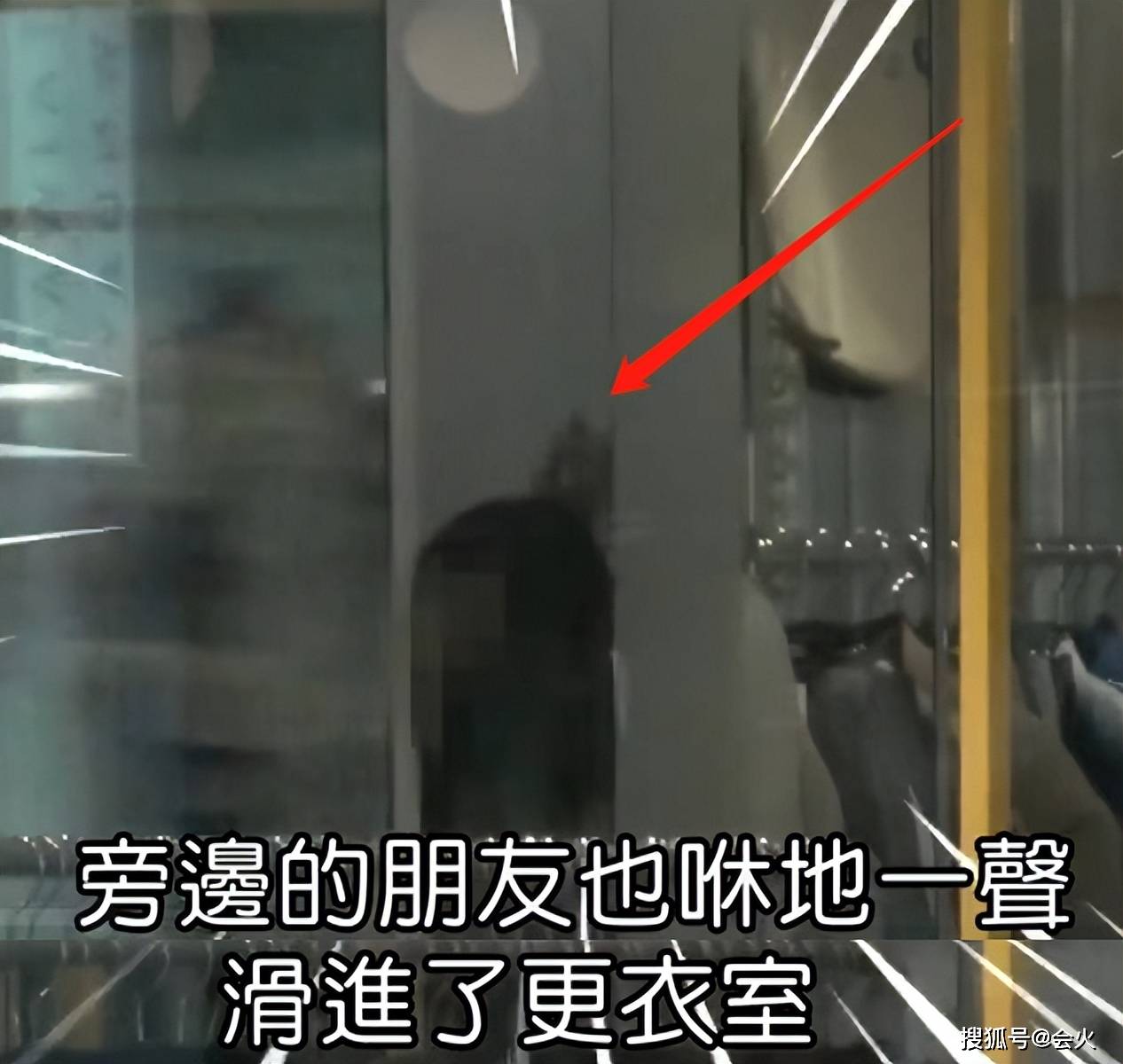 伊能静儿子街边抽烟!与美女共处一间更衣室