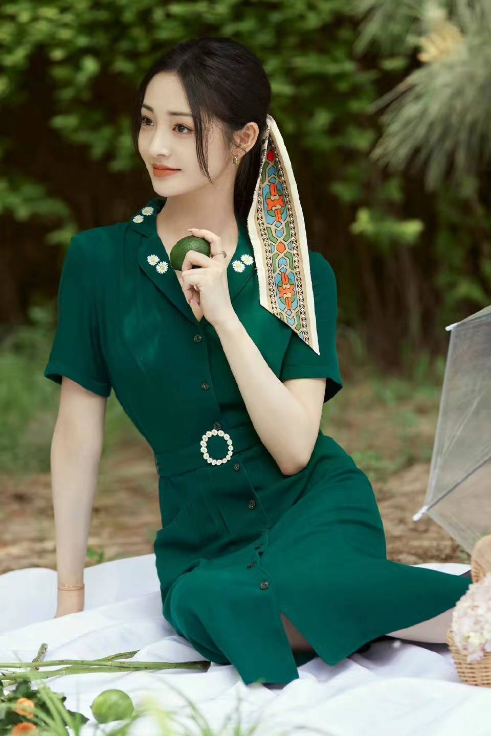 原创周洁琼气质出众一身墨绿色连衣裙复古温婉眉毛又细又弯太美了