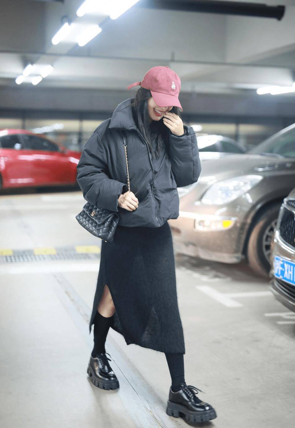 原创陶虹穿出了中年女性想要的减龄效果羽绒服配百褶裙时髦又高级
