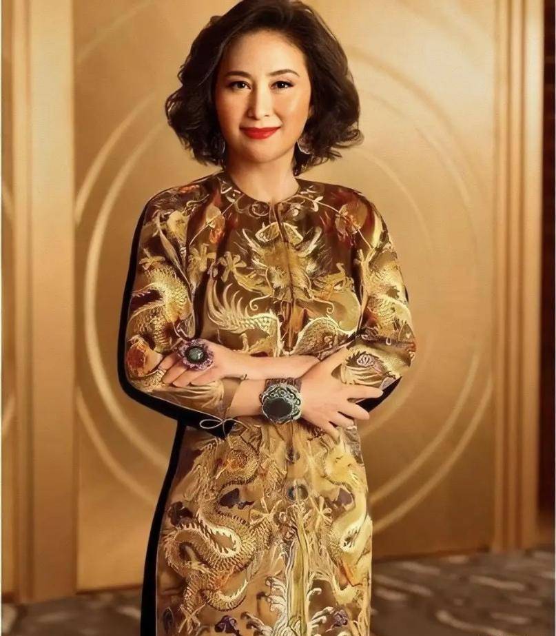 原创何超琼和成龙罕见同框穿银色亮片裙高级优雅成龙好绅士