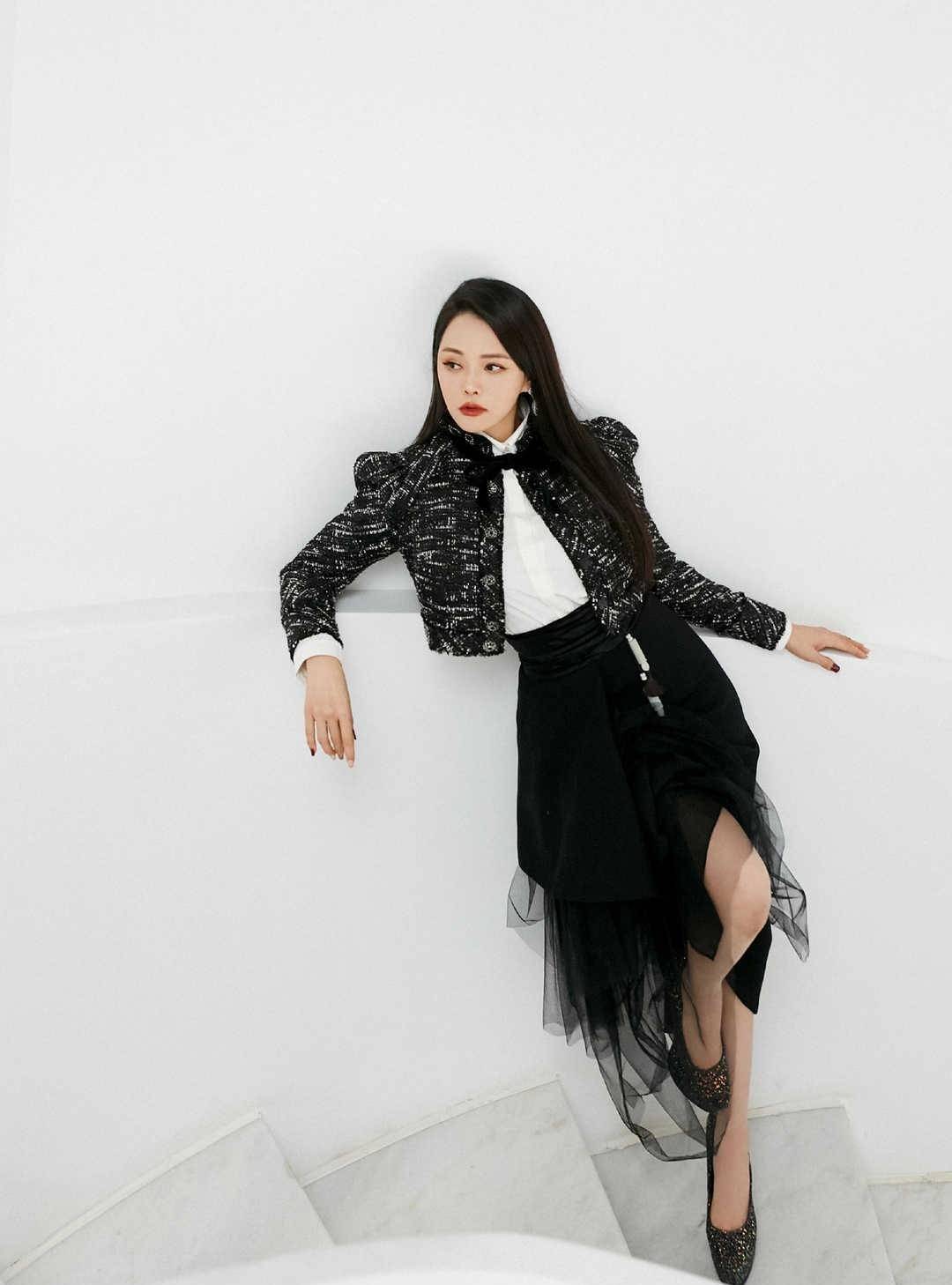 原创伊能静秦昊合体走机场都穿休闲装像对小年轻看不出相差10岁