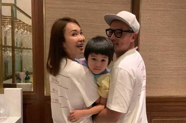 原创新加坡第一美女范文芳携老公撒狗粮穿得时髦洋气状态超年轻