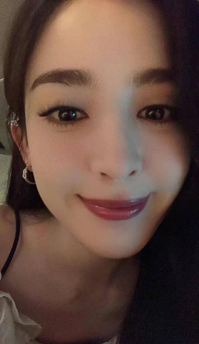 古力娜扎分享最新九宫格自拍古力娜扎的美绝对无人能敌