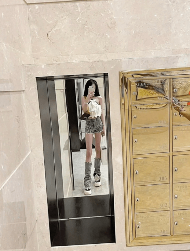 齐麟女友社媒晒照秀恩爱肤白貌美身材苗条网友嘲讽一脸高科技