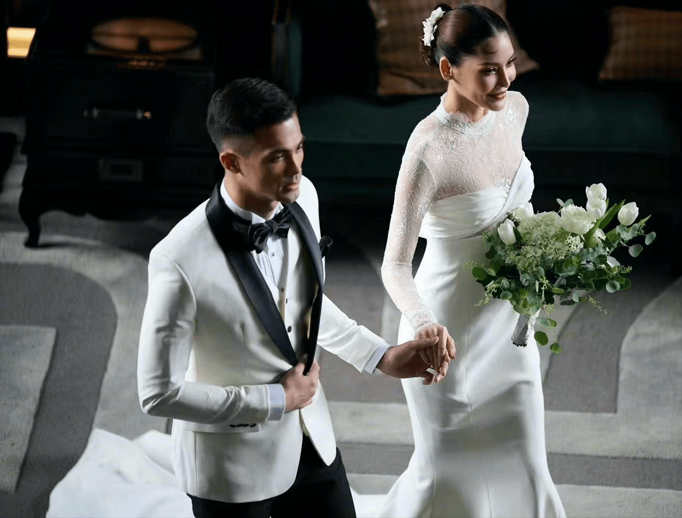 一个在美国工作和学习,在泰国陪在妈妈身边的就是韦紫瑞