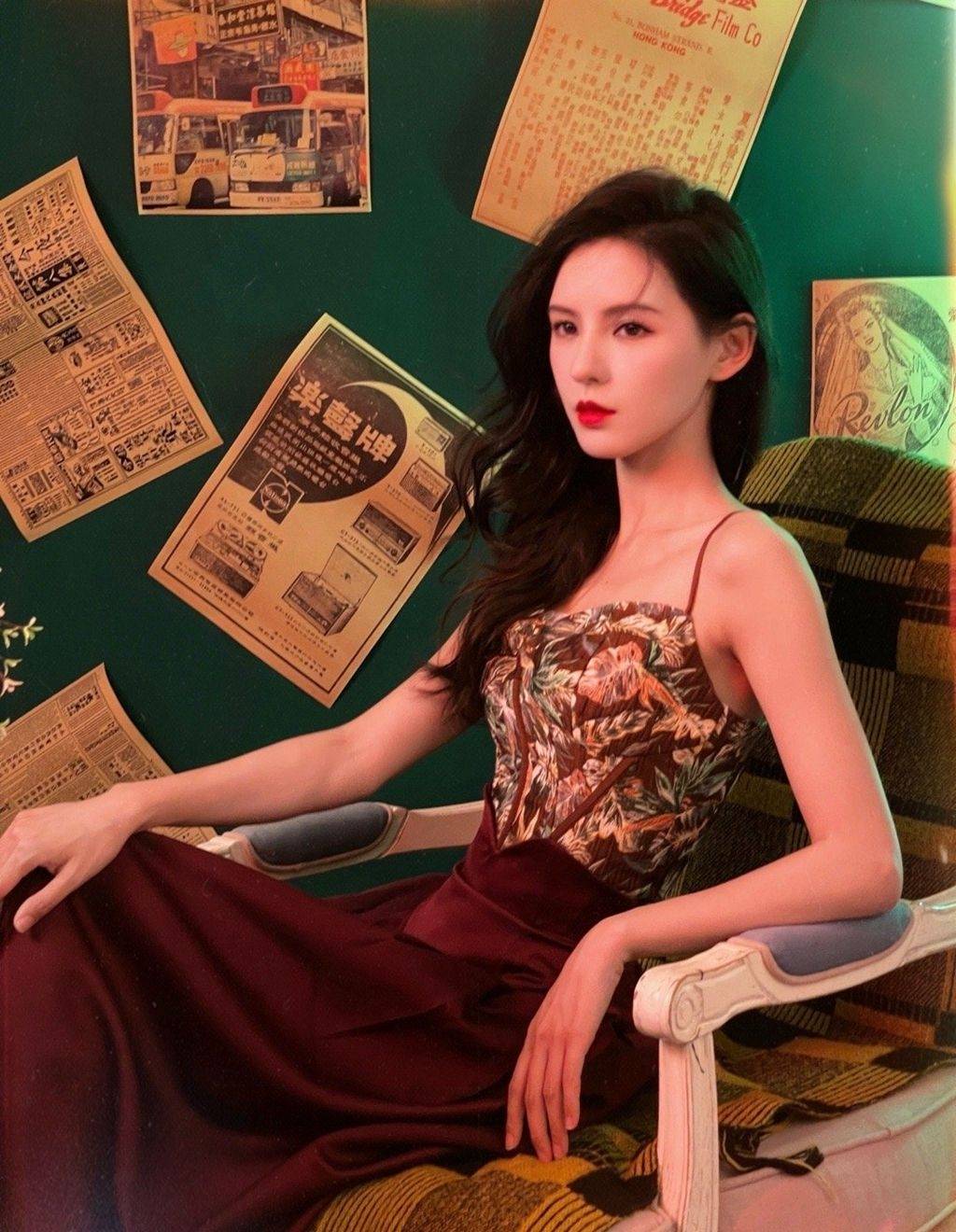 张予曦飘逸长发吊带性感写真