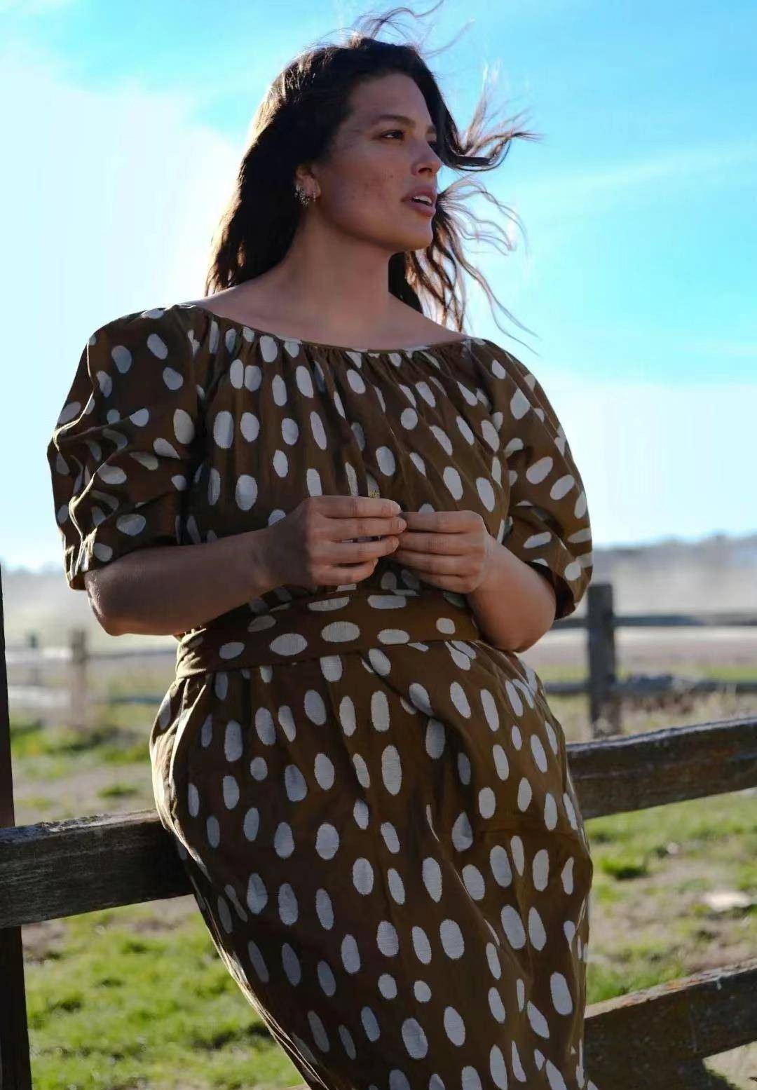 大码超模阿什莉拒绝有名有钱的奥尼尔,选择与编剧结婚究竟为哪般_女性