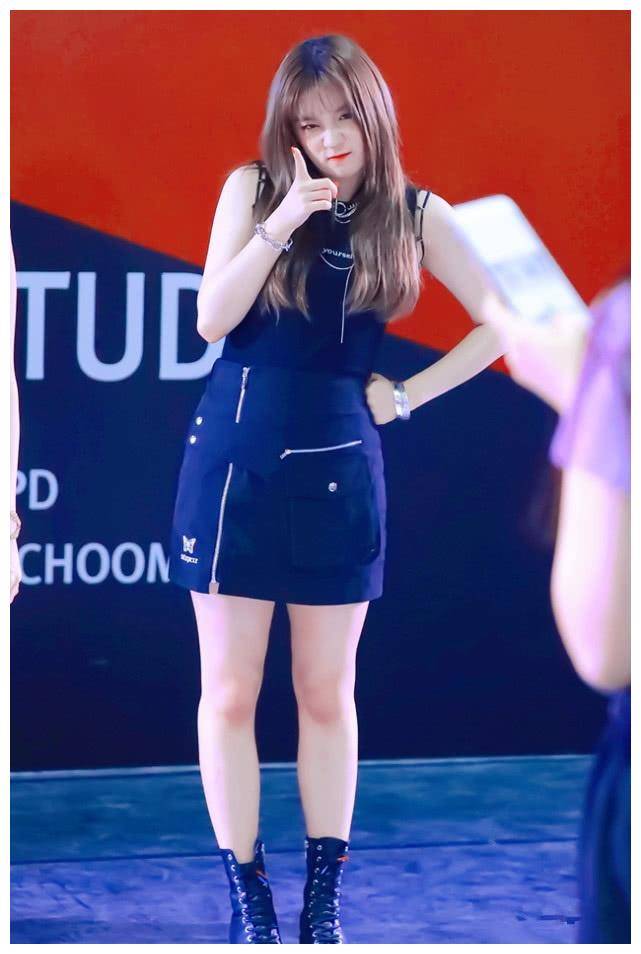 原创宋雨琦的腿有毒吧跟队长一起穿牛仔裤腿是她的2倍粗