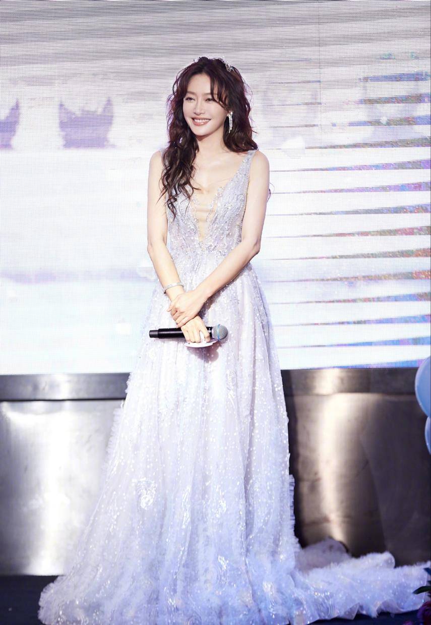 原创秦岚自信又优雅一袭祖母绿露肩闪钻礼裙高贵典雅40岁美得惊艳