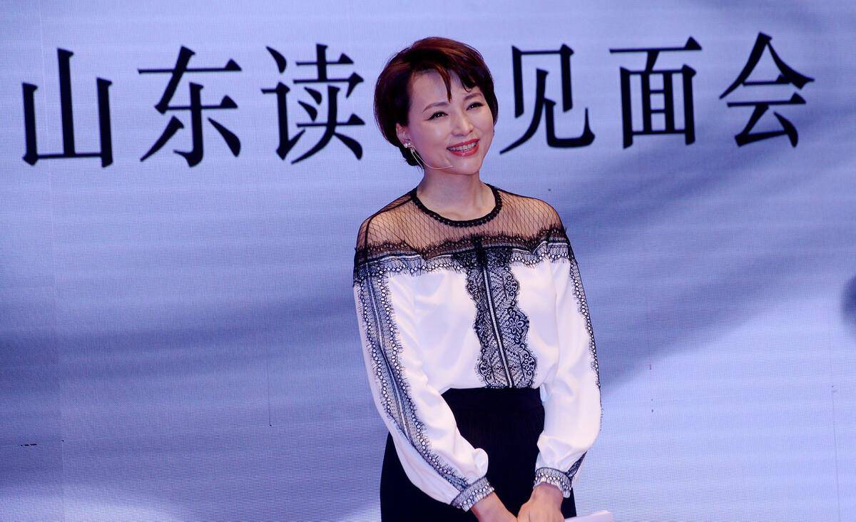 而此时身边就站着刘德华,但是他并没有告诉王宝强怎么用,反而是在洗完