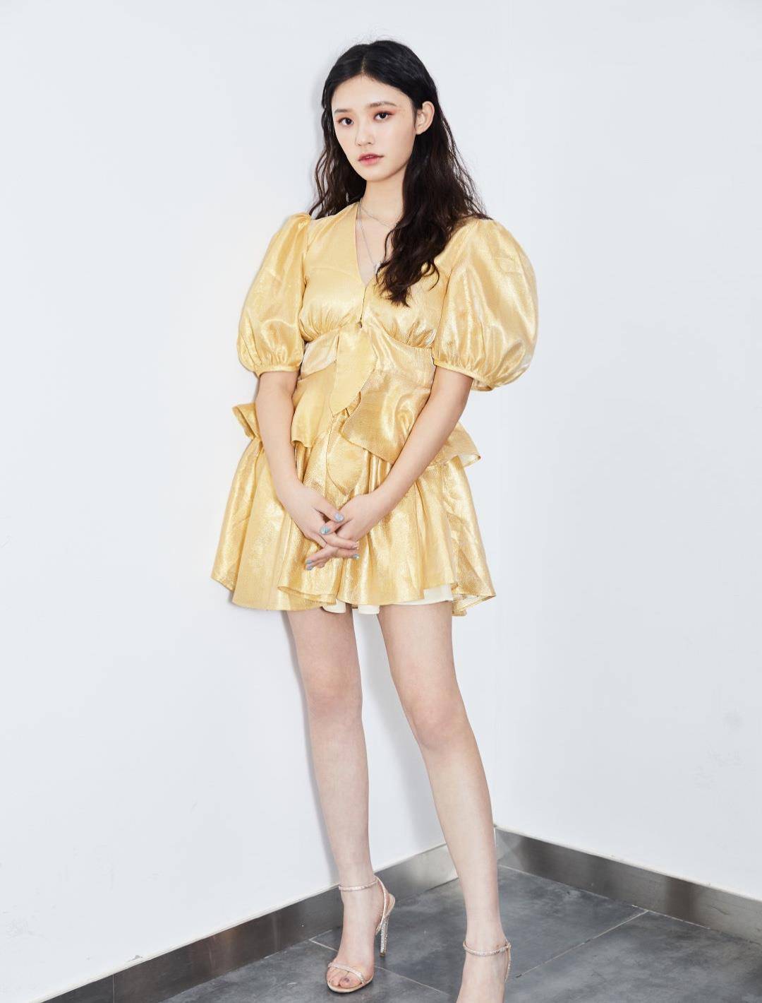 "星女郎"林允社交平台晒照,身穿简约t恤,低调简单又甜美俏皮_黑色