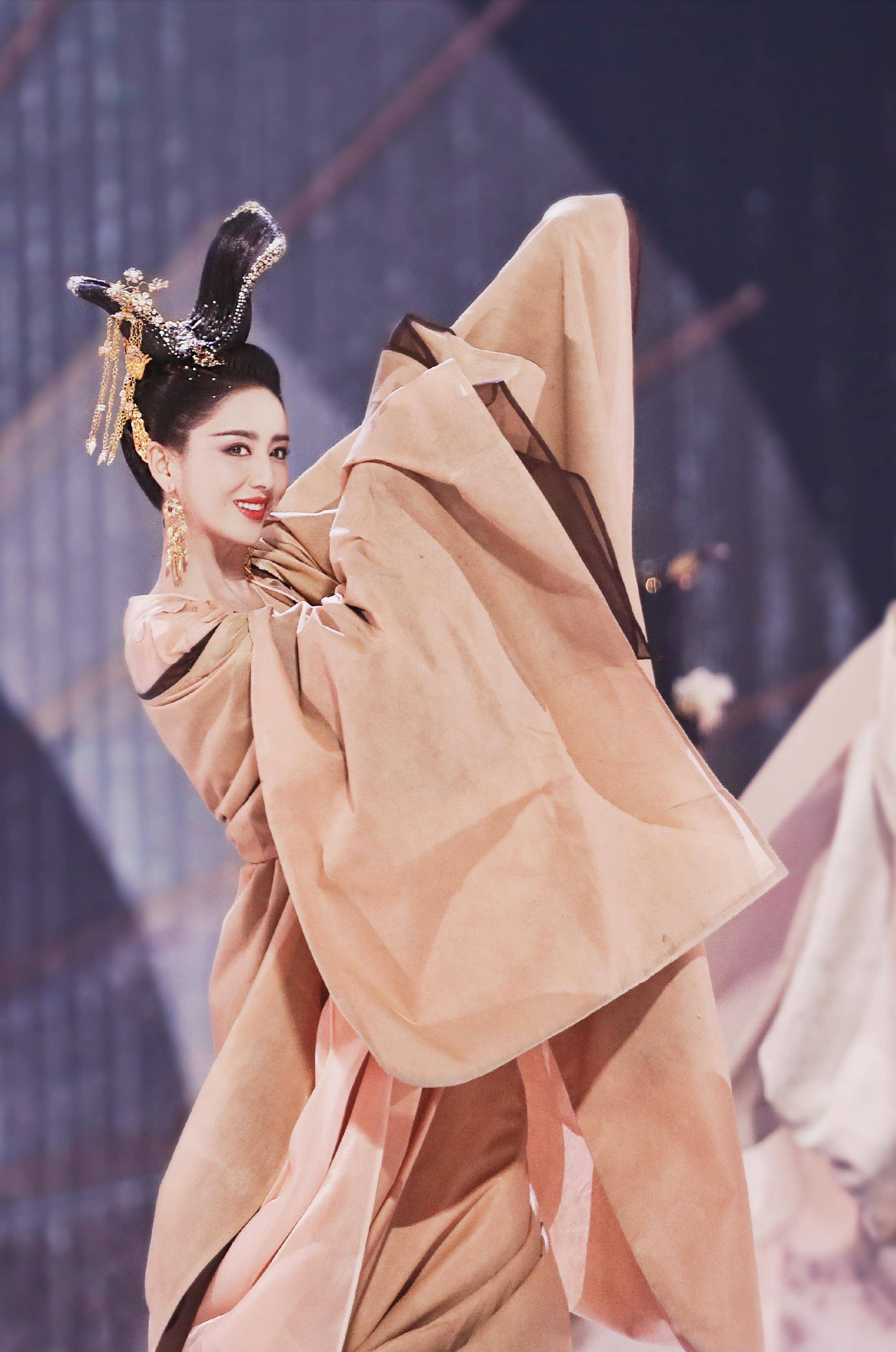 现实版仙女下凡佟丽娅飞天造型太美秀舞姿惊艳众人