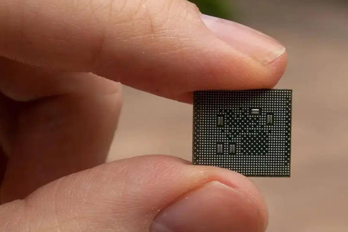 此前,华为采取的策略是大量囤积麒麟芯片,以应对一年左右的手机装载量