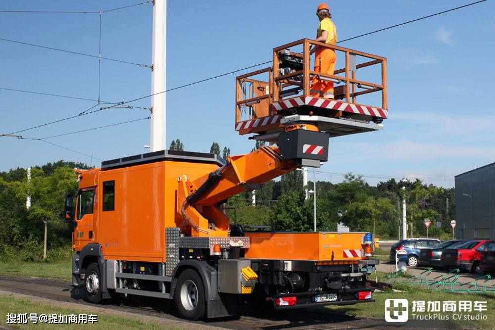 原创再带你看一辆跑在轨道上的卡车罕见的曼恩tgs接触网检修车实拍