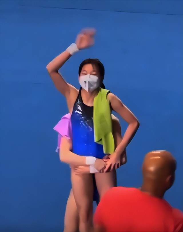 全红婵陈芋汐夺冠向中国粉丝谢场,红姐跳舞脖子扭扭屁股扭扭_妹妹