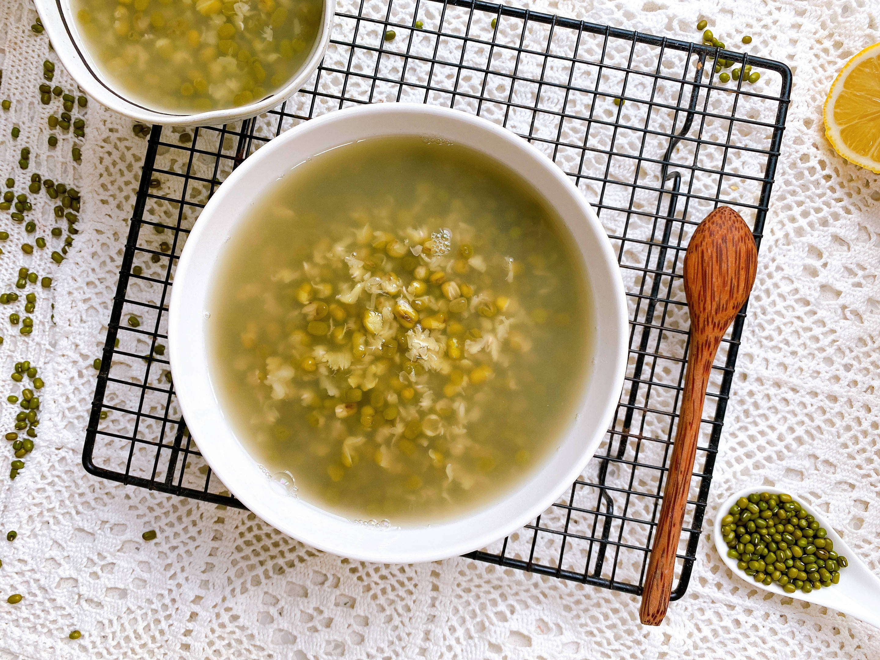 绿豆汤的做法总结:1,绿豆汤中还可以加入适量的百合或者莲子,味道也是