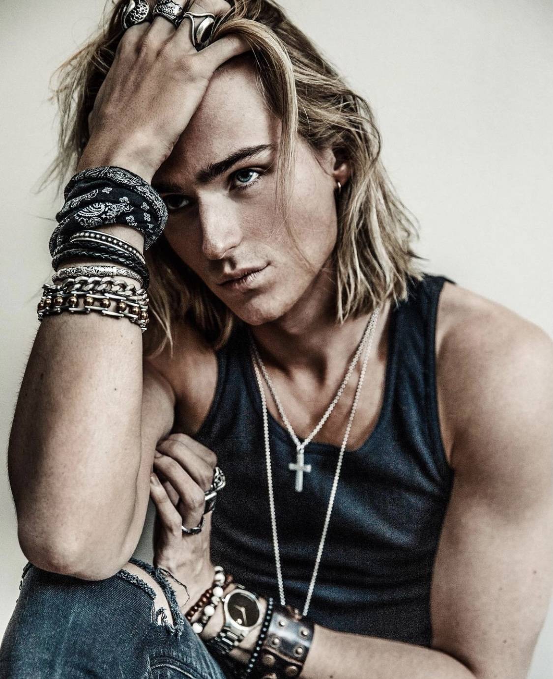 原创金发花美男一双迷人水蓝电眼爆红被誉为现代白马王子