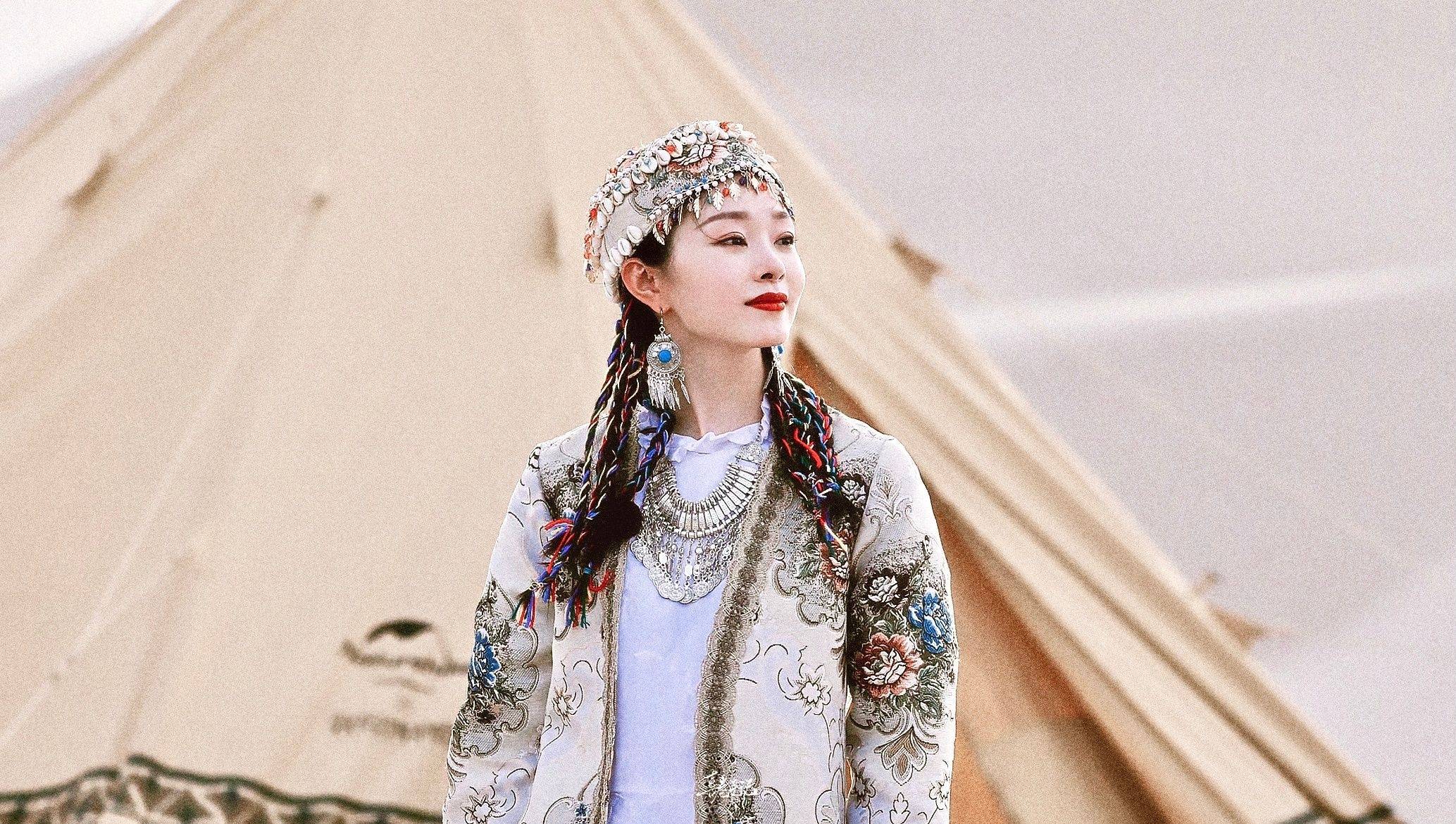 宋轶新疆民族服饰甜美笑容写真