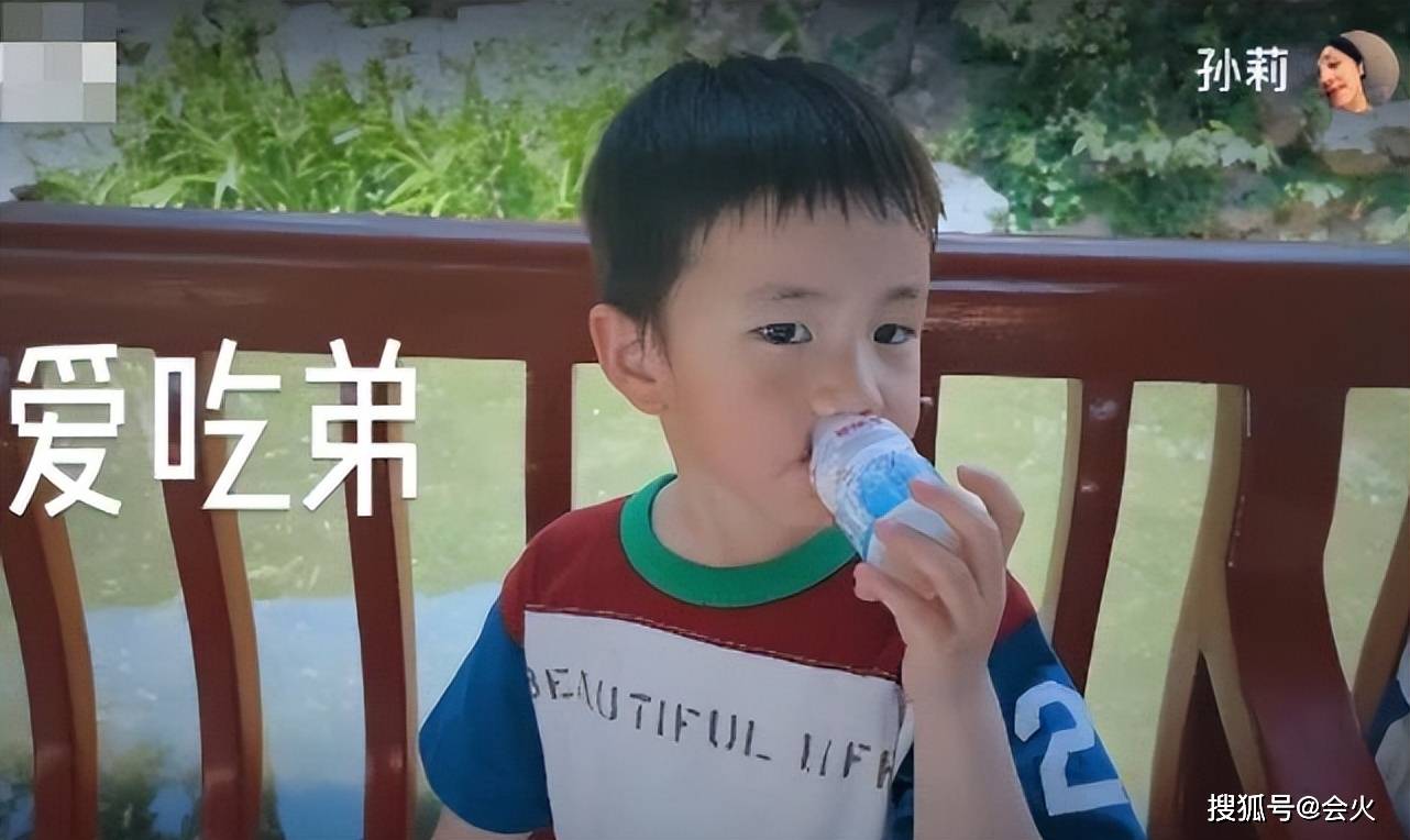 黄磊三个子女同框画画!5岁儿子五官太像爸