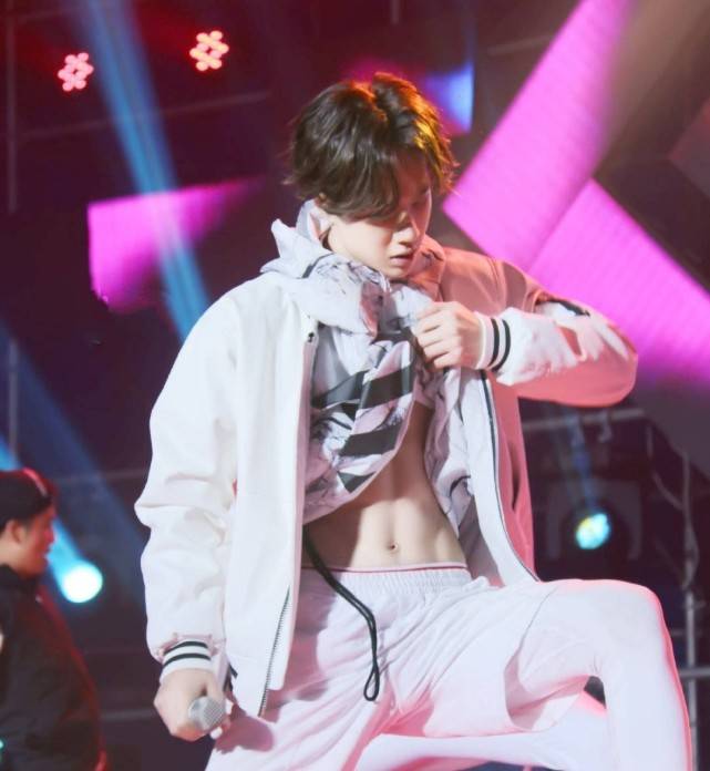 原创李现秀腹肌变硬汉易烊千玺让人意外这就是大家说的可奶可狼