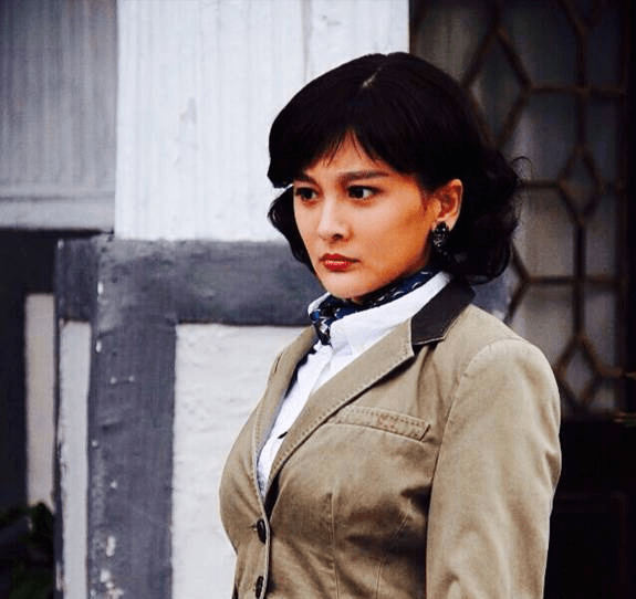 2018年,她在《海上嫁女记》饰演的是沈方舟的老婆燕茹.