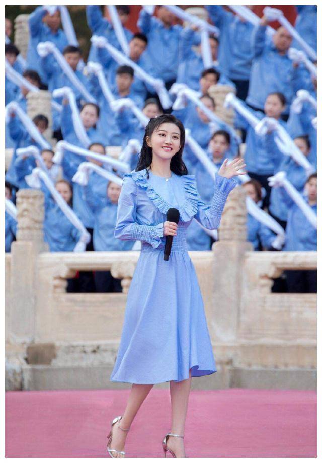 景甜瘦身后更美了,一袭蓝色连衣裙高级又甜美,教科书般的气质_时尚_的