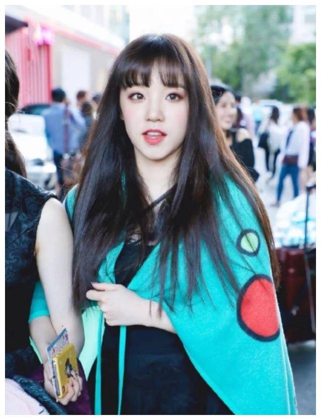 虽然宋雨琦的羊毛卷姿还十分漂亮,但看着她的黑长直发,分美成了国民