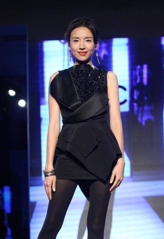 原创董洁客串走秀穿连衣裙短裙配黑丝袜看似普通却走出了尤物气场