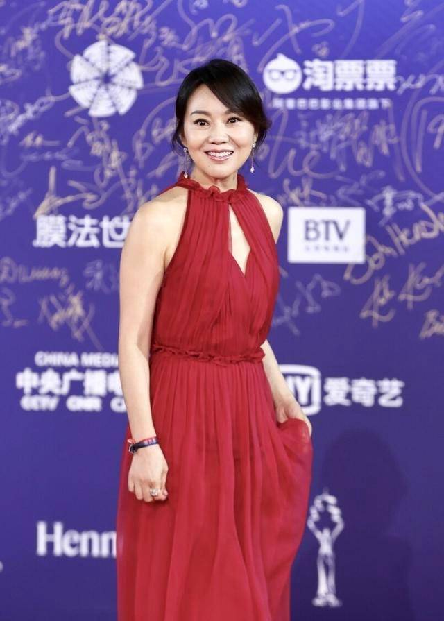 没有美颜滤镜的闫妮这状态太真实了虽然身段轻盈但脸不自然