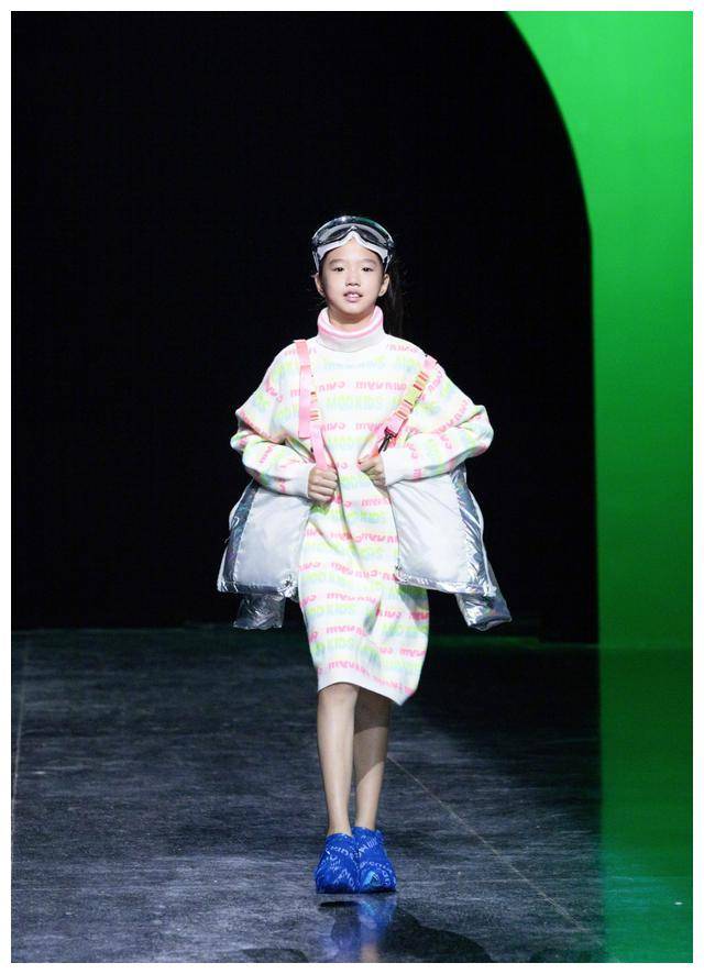 钟丽缇小女儿走秀,虽没妈妈长得美,但从容淡定气场不输妈!