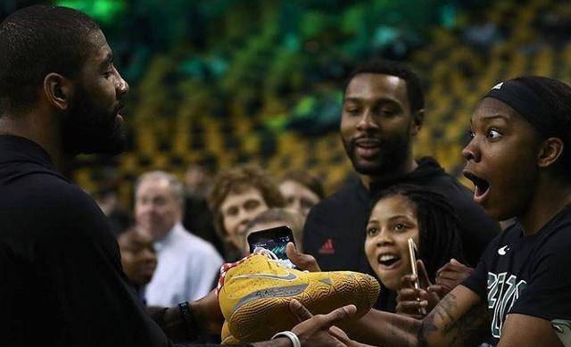 原创             为何NBA球星送球鞋时会把鞋垫拿出来？这里面学问可大了
