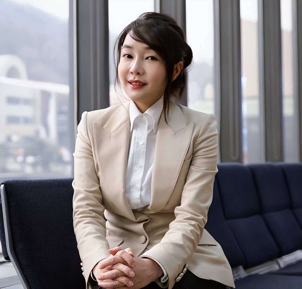 原创50岁金建希难得换风格一身黄配蓝清纯不再却美得光彩照人