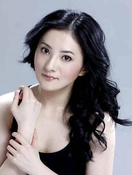 曾经的"国民闺女"金铭,撒贝宁爱了她20年,如今41岁依然单身