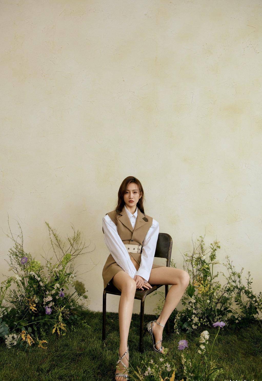 原创王鸥最新写真红色套装尽显知性优雅铅笔腿格外抢镜