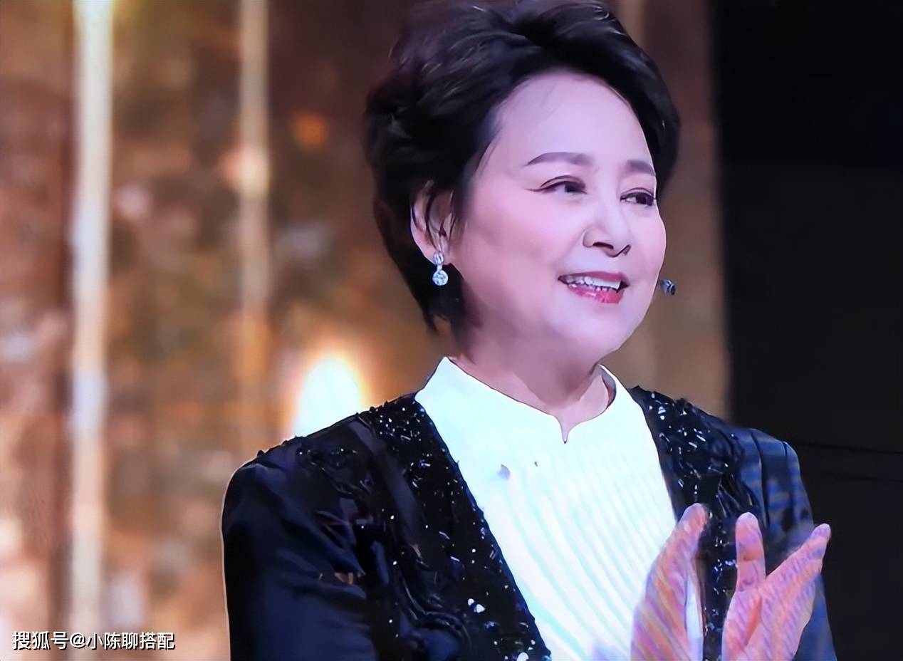 上影“厂花”张瑜,65岁穿着简约大方,到老也优雅