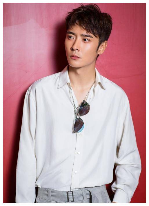 白衬衫是张丹峰这样一些年龄男性的常见单品,这种展现绅士气质的服装