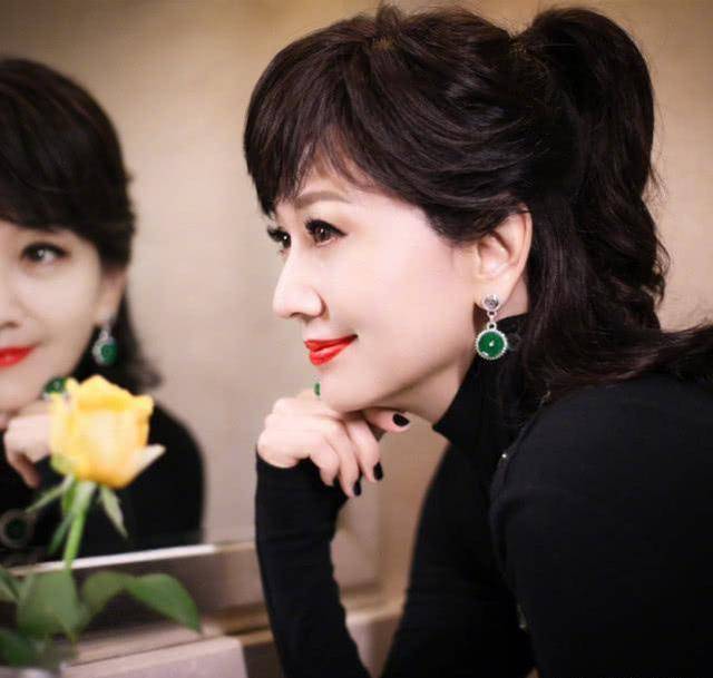 原创赵雅芝告诉你什么是成时尚女人的标配白娘子佩戴翡翠还是那么美