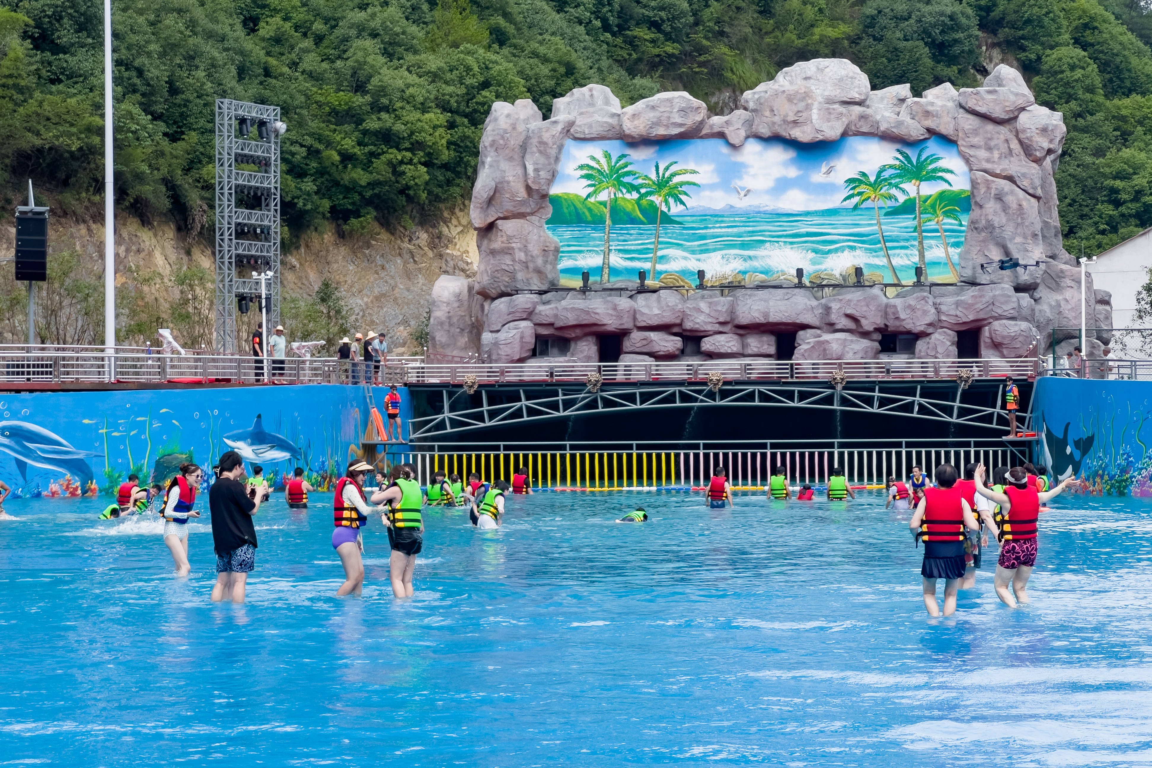 原创             杭州新开一座水上乐园，扎根山野之间，适合全家自驾游