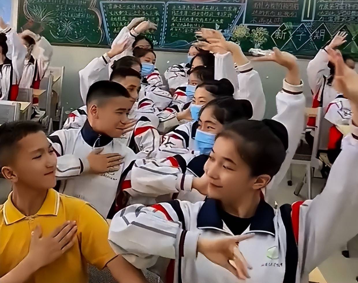 新疆中学生的课间操火了 场面宛如视觉盛宴 学生颜值不输明星 教育 天赋 家长