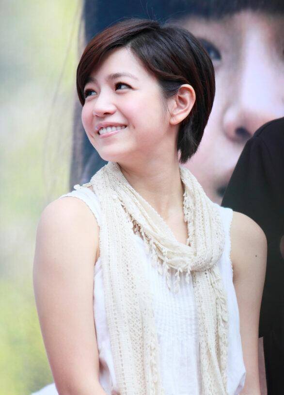 被陈妍希的"短发"造型美到了,减龄又少女,很有初恋感!_女性_白色_背心