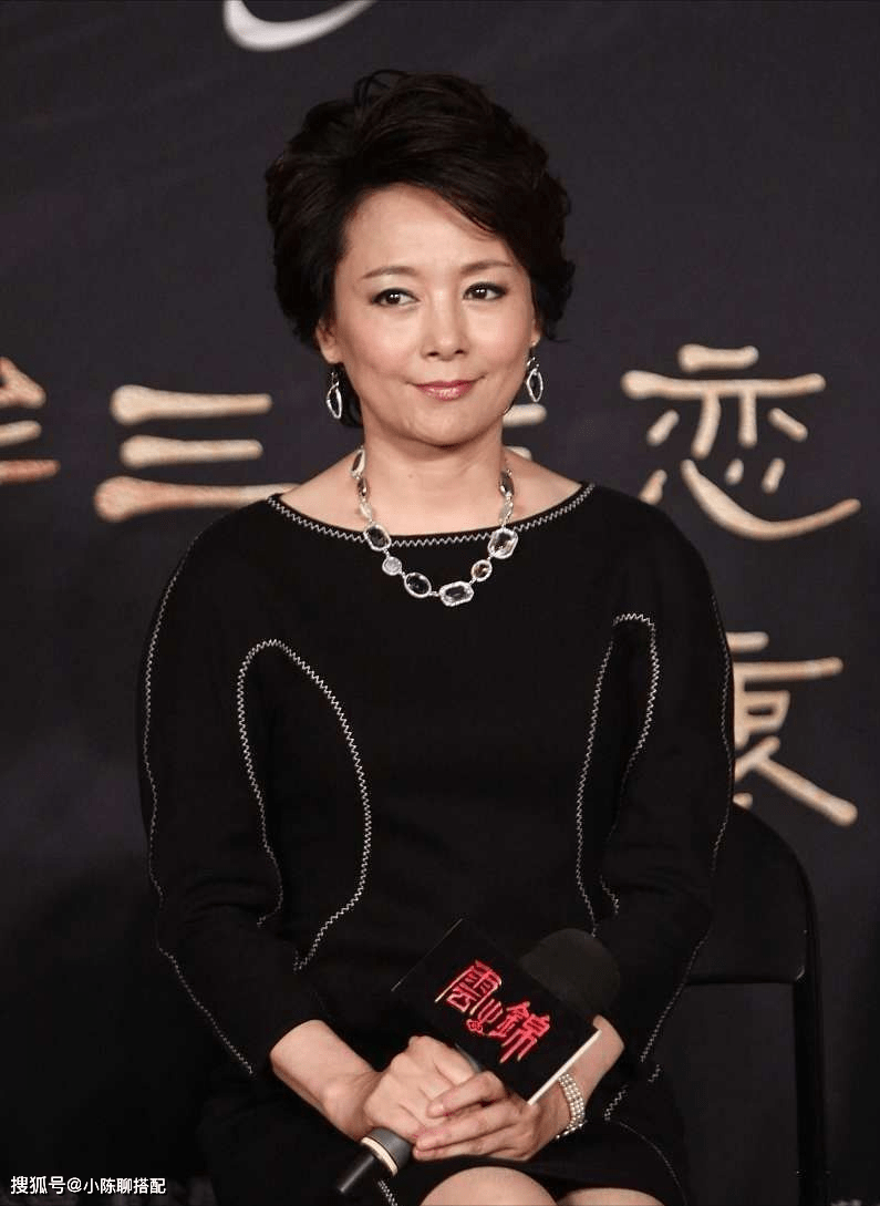 上影“厂花”张瑜,65岁穿着简约大方,到老也优雅
