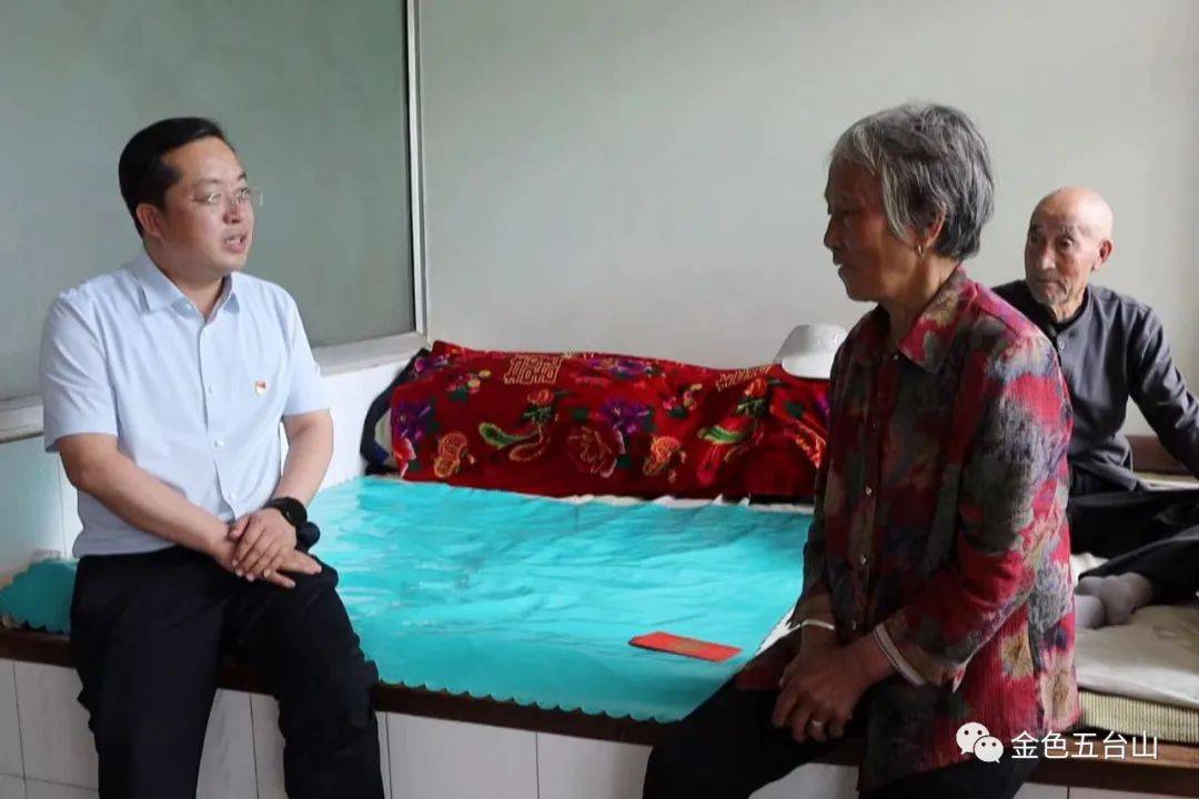 在射虎川村困难老党员李书槐家中,白利军向老人致