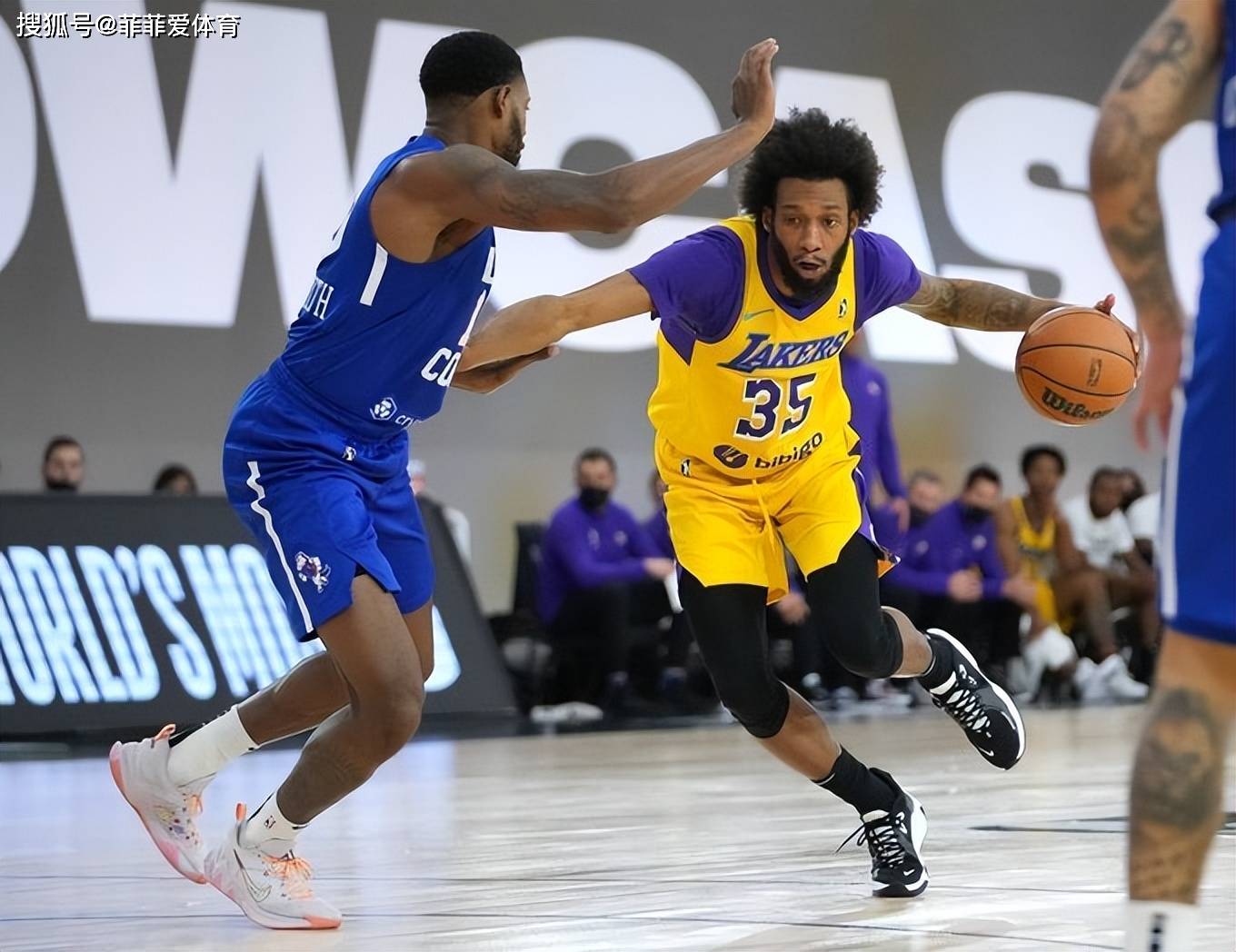 在末节接梅森-琼斯分球,完成一记相当精彩的转体暴扣,相当炸裂