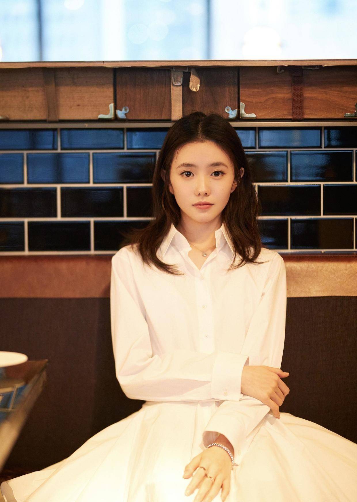 "谋女郎"刘浩存气质绝了,连简约的衬衫裙,都穿出了千金小姐范_少女