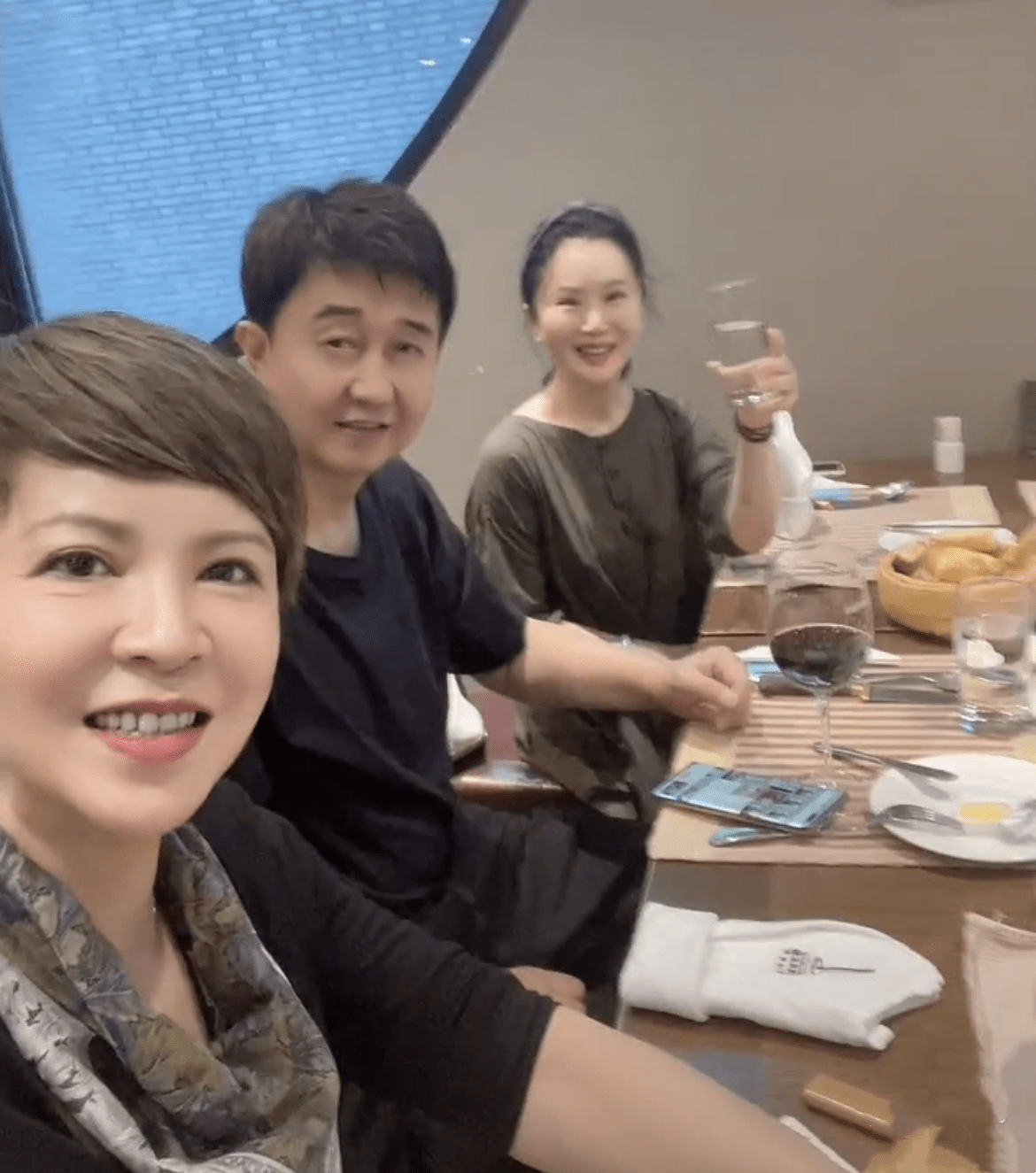 众星现身张兰豪宅为杭天琪接风!近照仍显冻龄