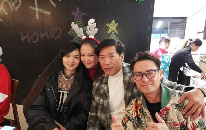 张耀扬现身聚会,搂着富婆唱歌心情好,无名指戴戒指疑好事近_淼淼_照片