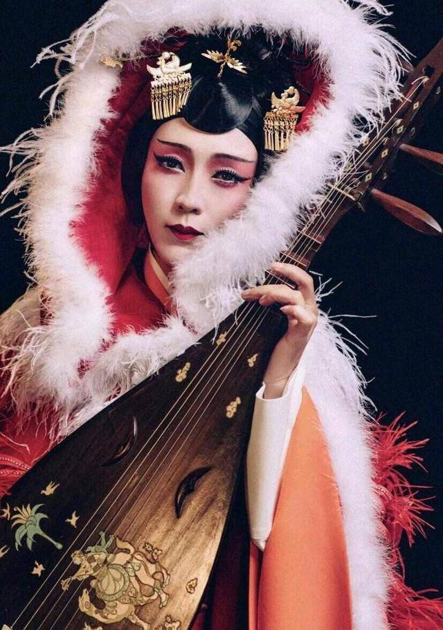 草根演员李玉刚,凭什么号称"反串第一人"?还红得发紫?