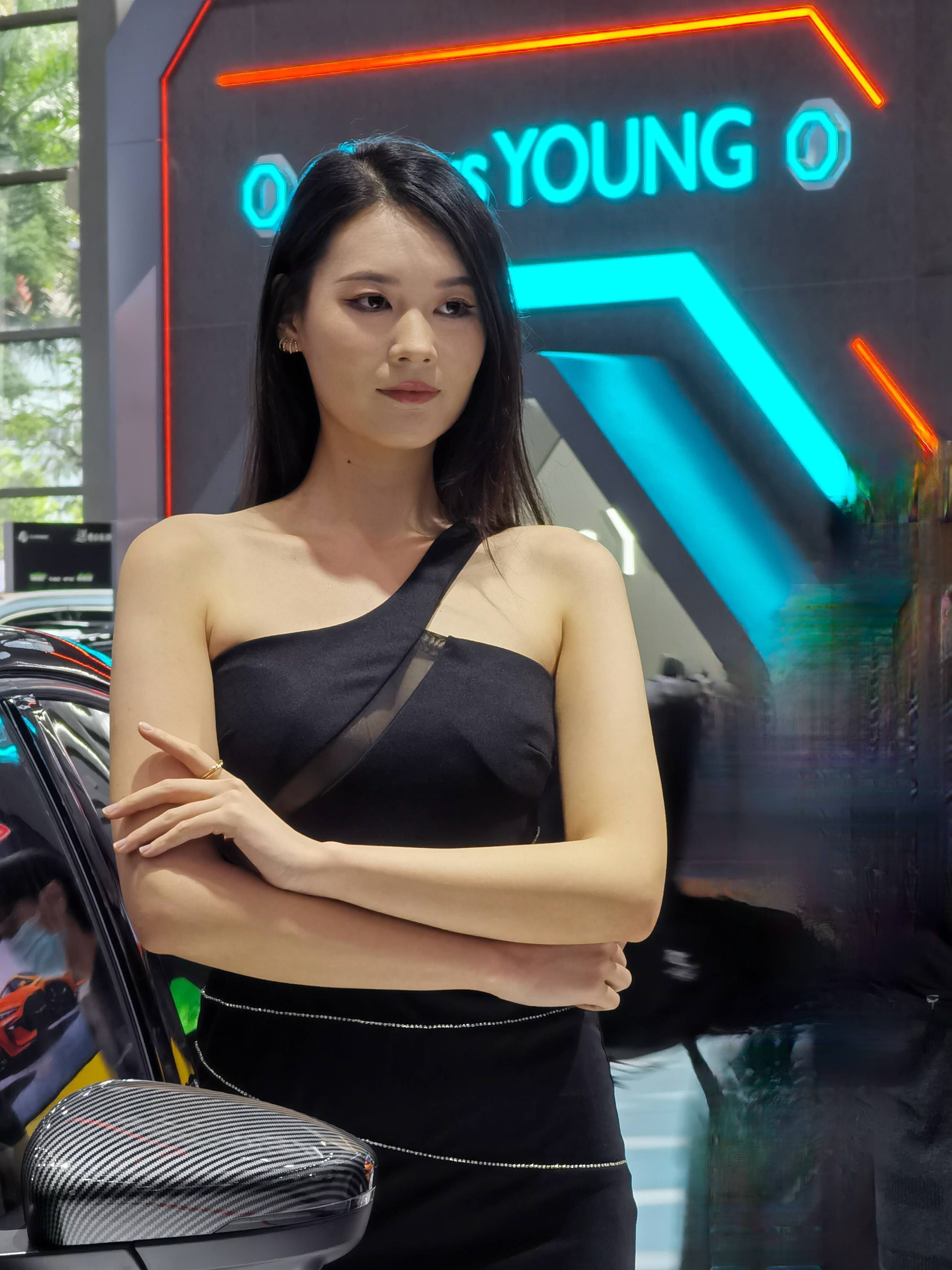 深圳大湾区车展黑色长发御姐车模